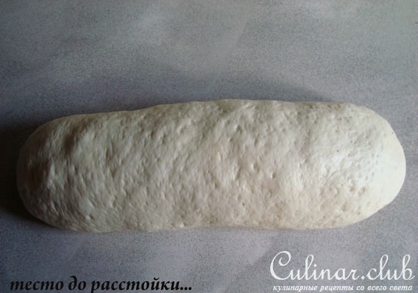 Хлеб с ветчиной и помидорами.