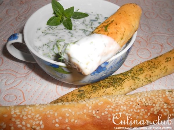 Хлебные палочки с соусом