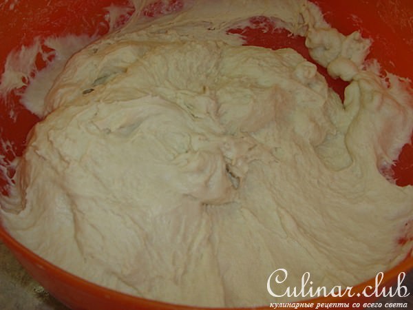 хлеб с соусом из кориандра и соусом из вяленных помидор 