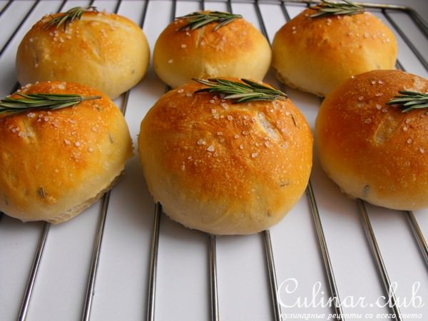 Хлебные булочки с розмарином