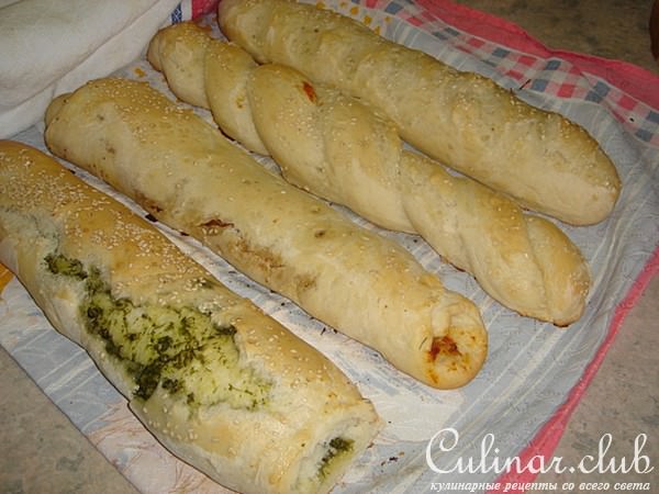 хлеб с соусом из кориандра и соусом из вяленных помидор 