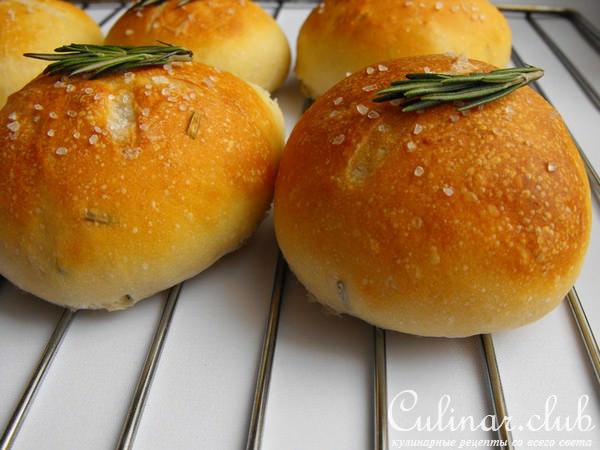 Хлебные булочки с розмарином