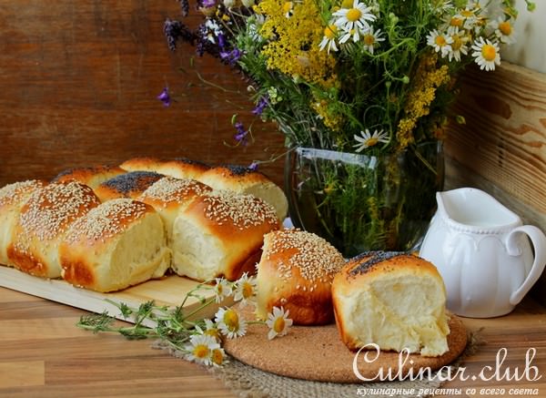 Булочки с маком и кунжутом .