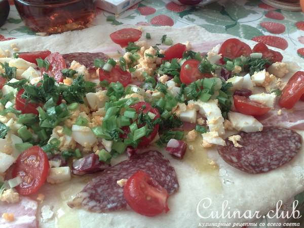 Крендель с беконом и яйцом