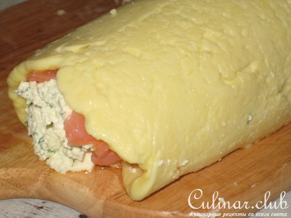 Сырный рулет с семгой и творожным кремом.