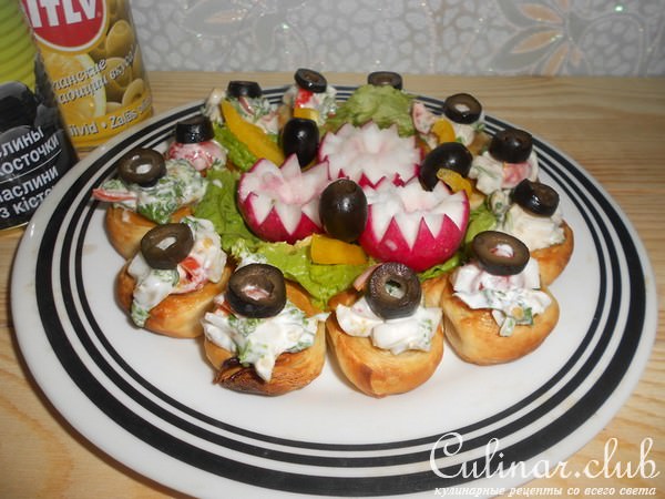 Мини-тарталетки с овощами и маслинами