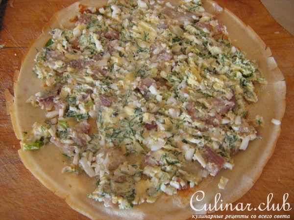 Закусочные пивные блинчики с салатом из сельди.