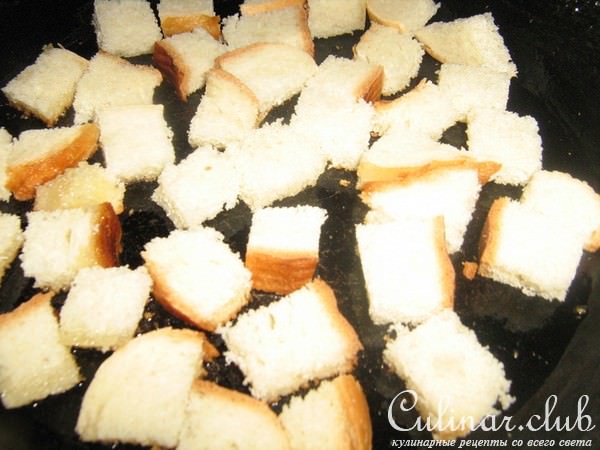 Закуска из свеклы с творожно-сырным кремом и крутонами.