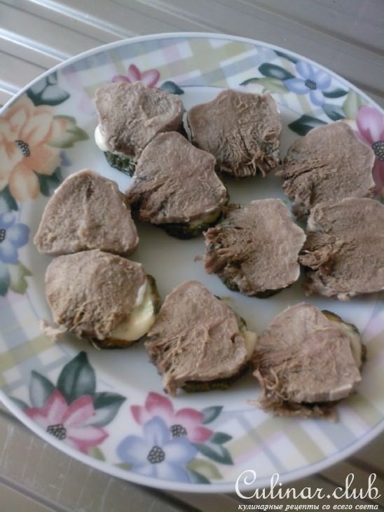 Кабачковые башенки с языком и сыром.
