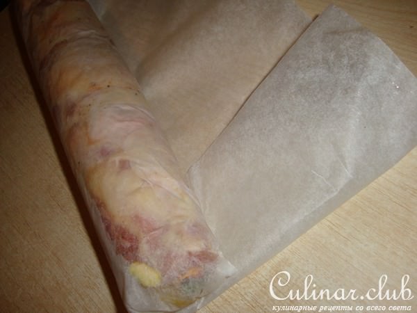 Куриный рулет с фисташками и персиками