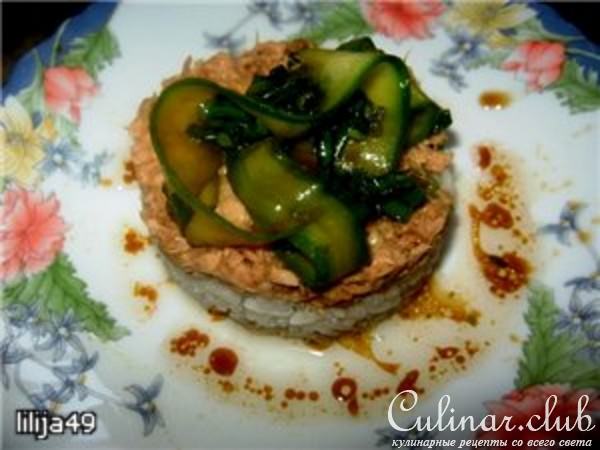 Закусочные пирожные-суши с салатом