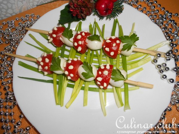 Грибочки из перепелиных яиц на шпажках