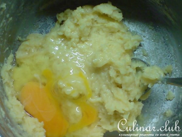 "Гнезда" из заварного теста со сливочным кремом,помидорками и оливками.