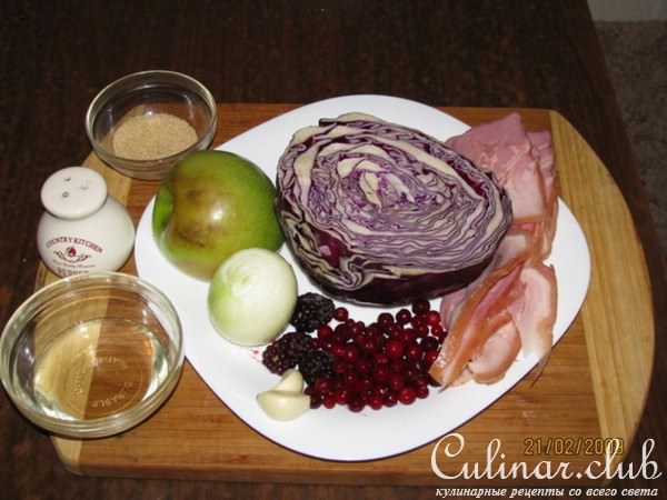 Капуста с беконом и яблоками