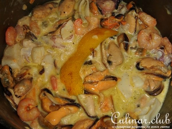 Лепешка с морским коктейлем, под соусом карри