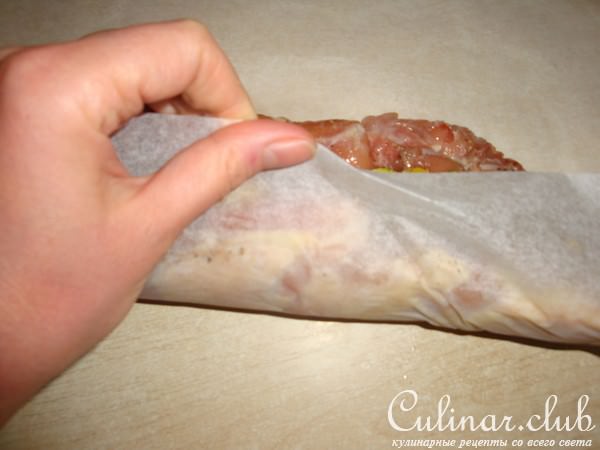 Куриный рулет с фисташками и персиками