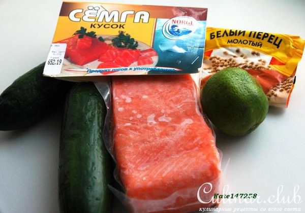 Огуречные канапе с муссом из малосольной сёмги.