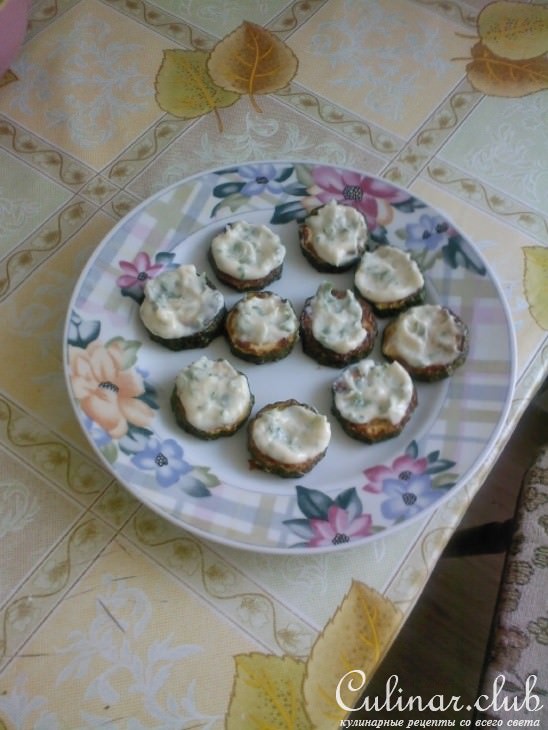 Кабачковые башенки с языком и сыром.