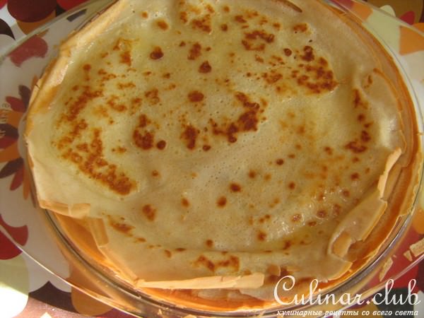 Закусочные пивные блинчики с салатом из сельди.