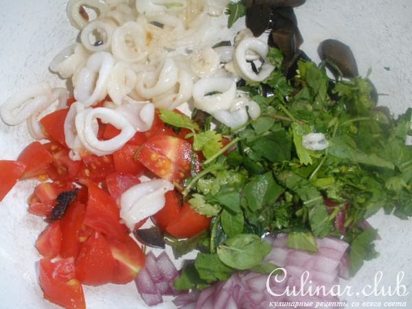 Две закуски для вечеринки. Канапе с салатом и паштет из яиц со вкусом печени.