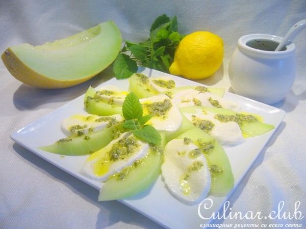 Дынное капрезе с мелисовым песто