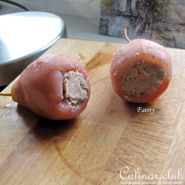 Груши-конфит в вине с начинкой из паштета и кули из чернослива