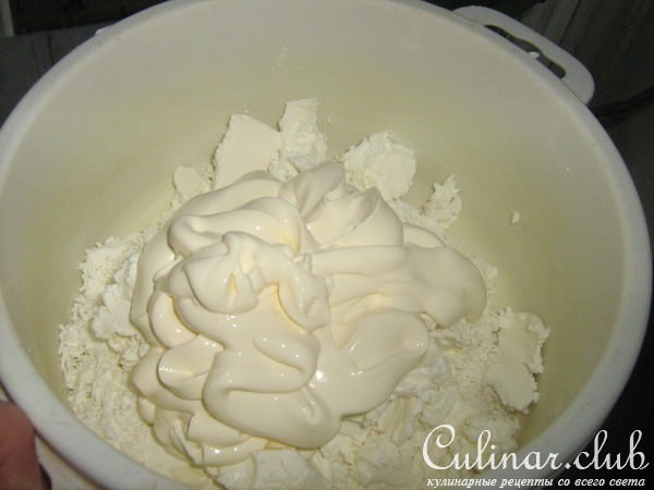 Закуска из свеклы с творожно-сырным кремом и крутонами.