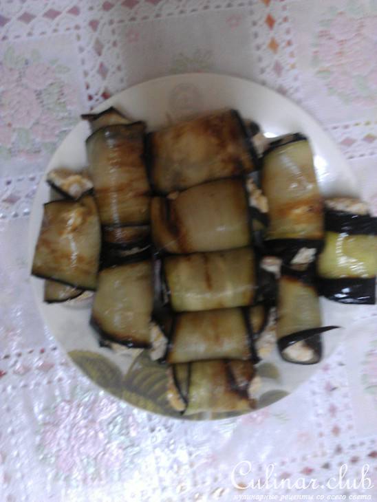 Баклажановые рулетики с белой фасоллью и сыром