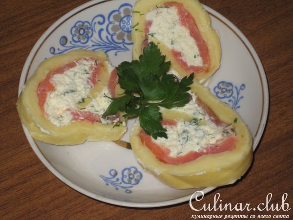 Сырный рулет с семгой и творожным кремом.