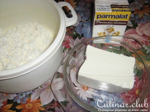 Закуска из свеклы с творожно-сырным кремом и крутонами.