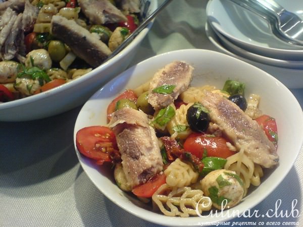 Макаронный салат с сардинами в масле