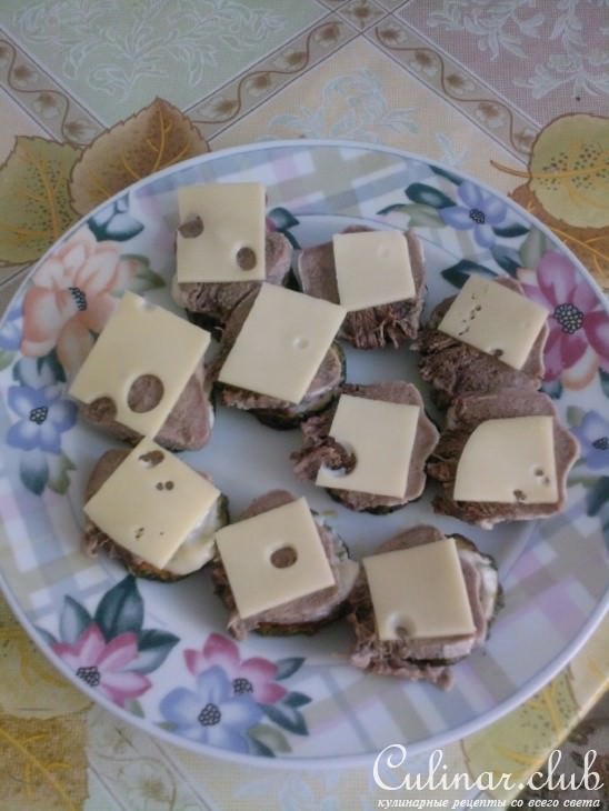 Кабачковые башенки с языком и сыром.