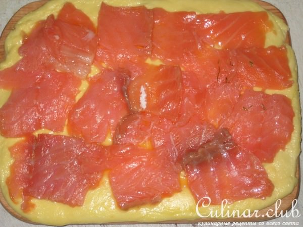 Сырный рулет с семгой и творожным кремом.