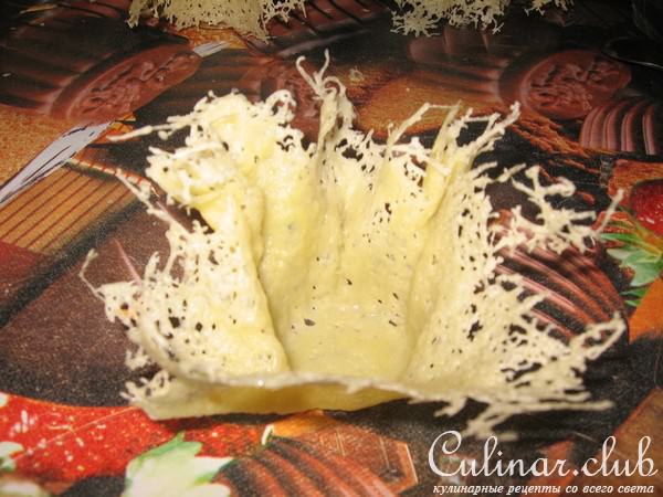 Сырные корзиночки с морским салатом 