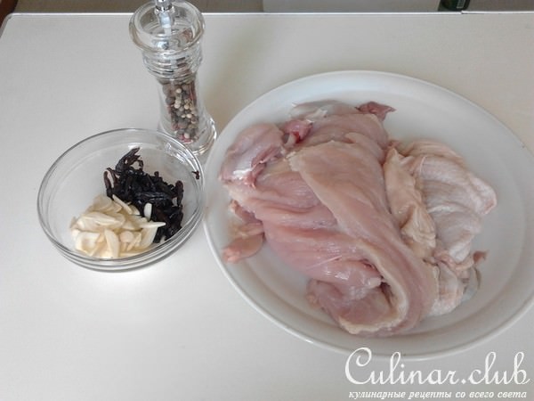 куриный рулет с черносливом и чесноком