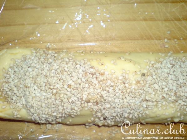 Сырный рулет из кураги и кунжута