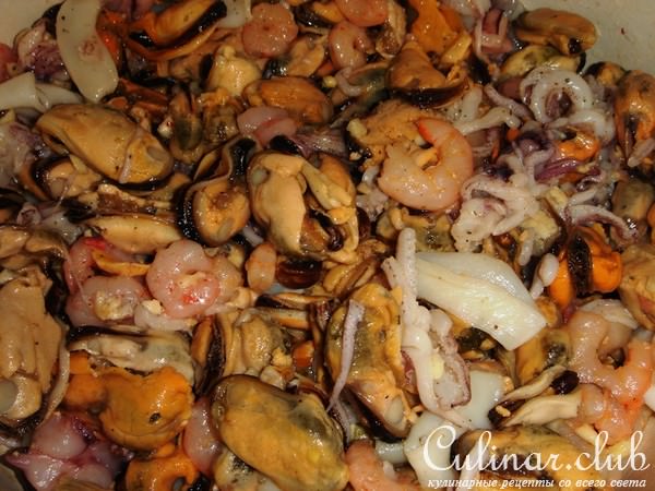 Лепешка с морским коктейлем, под соусом карри
