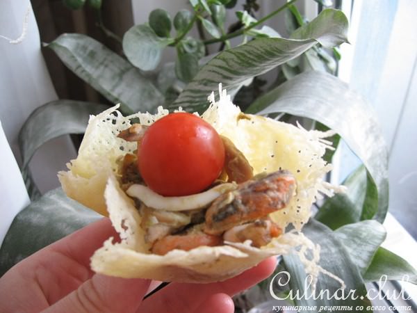 Сырные корзиночки с морским салатом 