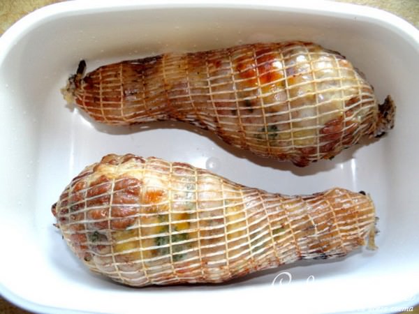 Холодная закуска из фаршированной голени индейки с тыквой и зеленью