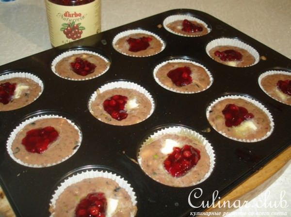 Сальники из куриной печени с брусничным соусом