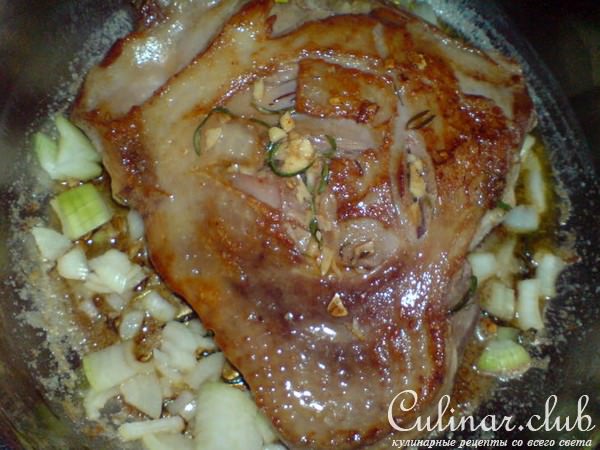 Голень индейки,тушенная в вине с розмарином