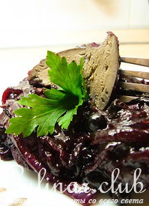Тушеная куриная печень с черной смородиной