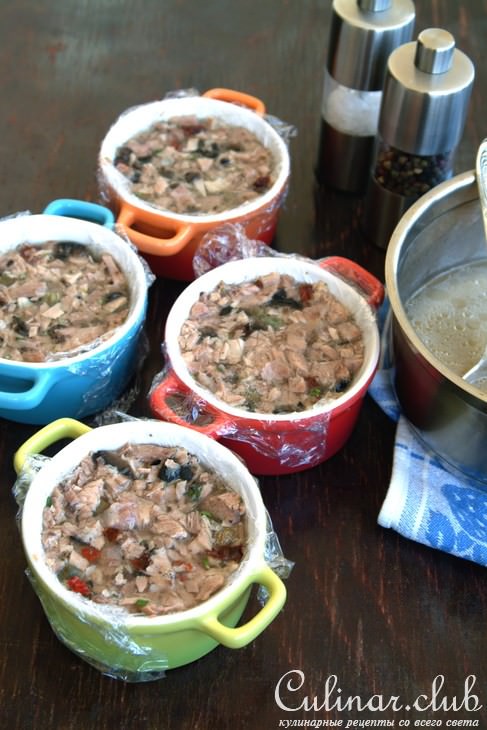 Мини-террины из свиной рульки с маслинами, каперсами и вялеными томатами