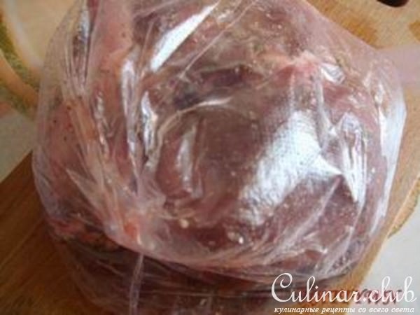 Мясо на косточке с начинкой из сыра, орехов и зелени.