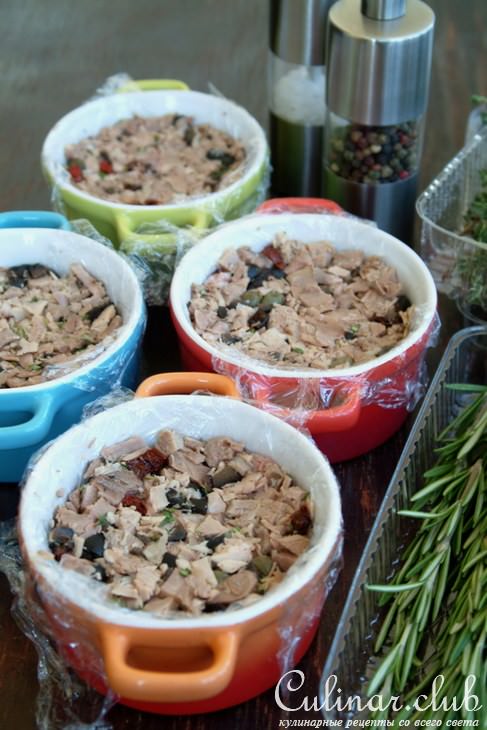 Мини-террины из свиной рульки с маслинами, каперсами и вялеными томатами