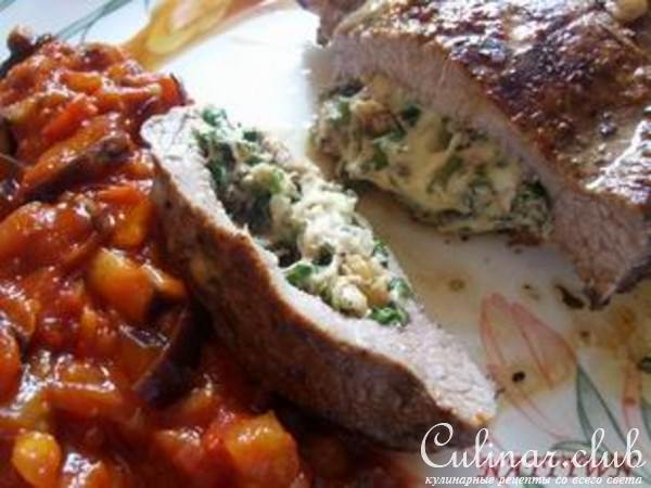 Мясо на косточке с начинкой из сыра, орехов и зелени.