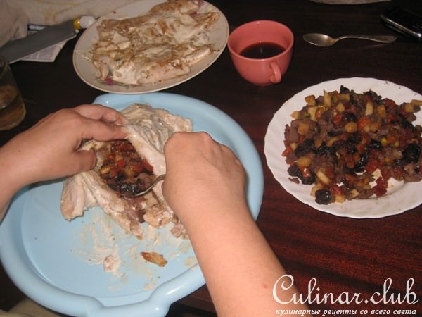 Курица без костей фаршированная фисташками и говядиной (вариант)