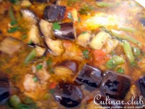 Бозбаши с баклажанами, стручковой фасолью и курицей.