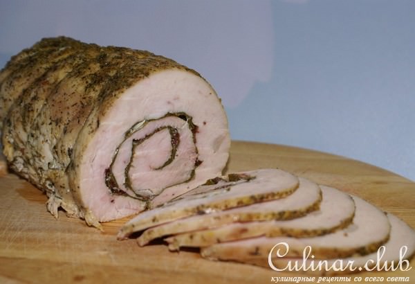 Рулет из индейки с чесноком и свекольными листьями