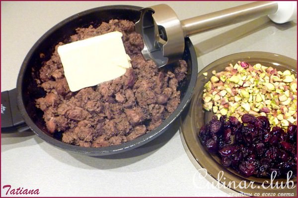Паштет из куриной печени с вяленой клюквой и фисташками в клюквенном желе
